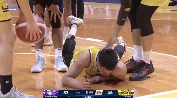 新北國王簡祐哲遭高國豪肘擊面部當場爆血緊急退場治療