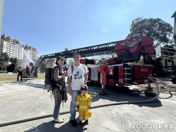 ▲南消東門分隊舉辦快閃防火宣導活動，吸引親子踴躍參與。（記者林東良翻攝，下同）