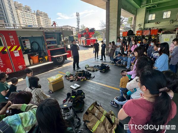 ▲南消東門分隊舉辦快閃防火宣導活動，吸引親子踴躍參與。（記者林東良翻攝，下同）