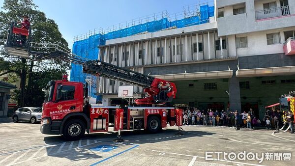 ▲南消東門分隊舉辦快閃防火宣導活動，吸引親子踴躍參與。（記者林東良翻攝，下同）