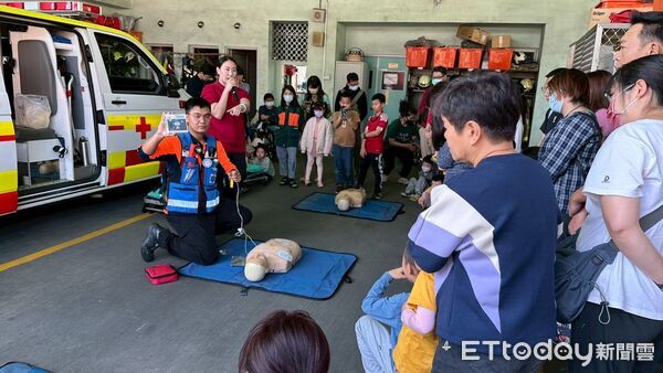 ▲南消東門分隊舉辦快閃防火宣導活動，吸引親子踴躍參與。（記者林東良翻攝，下同）