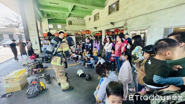 ▲南消東門分隊舉辦快閃防火宣導活動，吸引親子踴躍參與。（記者林東良翻攝，下同）