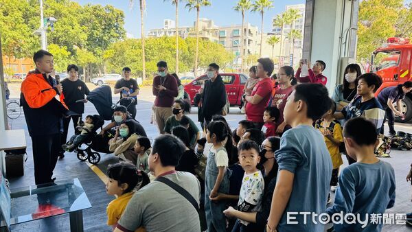 ▲南消東門分隊舉辦快閃防火宣導活動，吸引親子踴躍參與。（記者林東良翻攝，下同）