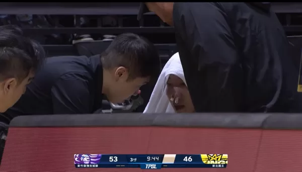 ▲新北國王簡祐哲比賽中遭新竹攻城獅高國豪肘擊到鼻樑，賽後洪志善曝他鼻樑可能斷了。（圖／翻攝自YouTube／TPBL）