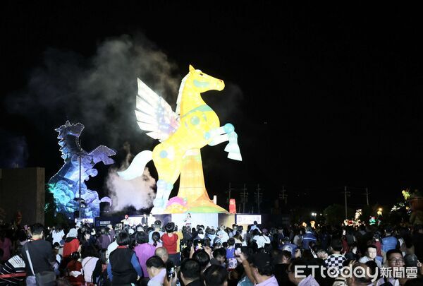 ▲南投燈會情人節浪漫開幕，駿馬、飛馬雙主燈破紀錄；集集燈會「花馬躍光影．石虎照集集」點燈熱鬧到3月3日。（圖／南投縣政府提供）