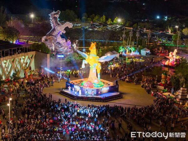 ▲南投燈會情人節浪漫開幕，駿馬、飛馬雙主燈破紀錄；集集燈會「花馬躍光影．石虎照集集」點燈熱鬧到3月3日。（圖／南投縣政府提供）