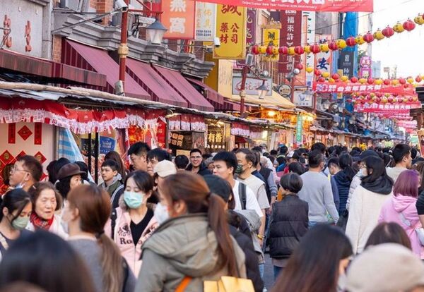 春節連假進入第二天，有女網友昨日觀察台北街頭還是很熱鬧，好奇詢問，什麼時候才會變空城？網友熱議並解答，要等到除夕才比較明顯，圖為台北年貨大街示意圖。（台北市商業處提供）