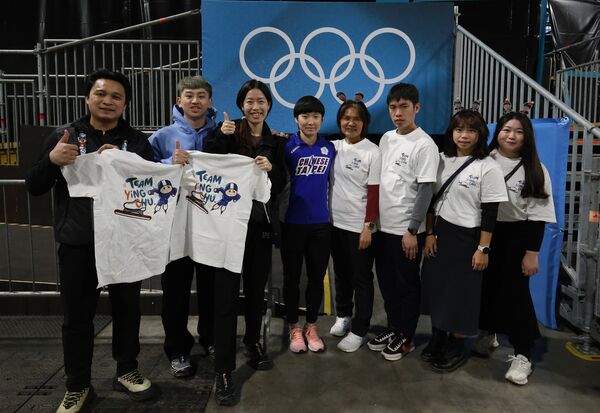 ▲陳映竹教練宋青陽（左1）防護員（左3）、陳映竹的哥哥（右3）、母親（右4）。（圖／中華奧會提供）