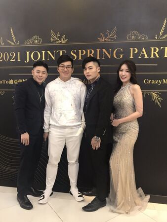 Joeman（右二）和網紅瘋男Nick（左起）、晨灰、鄭若青都是好友。（Crazy Man瘋男提供）