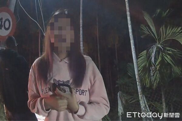 ▲內埔警替閃狗發生車禍的柯女解圍。（圖／記者陳崑福翻攝）