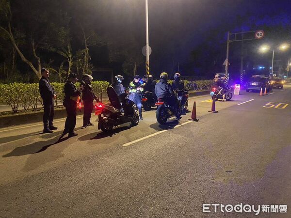 ▲道交條例新修加重騎士翹牌罰則，圖為警方取締畫面。（圖／記者張君豪翻攝）