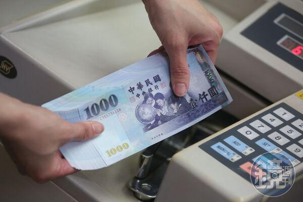 一名超商店員分享，收銀收到新鈔必定先揉皺，避免紙鈔黏在一起。（本刊資料照）