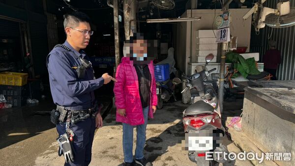 ▲屏東警分局員警幫徐婦找到機車。（圖／記者陳崑福翻攝）