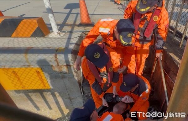 ▲▼     海巡即時救援　馬公商港民眾落海獲救送醫        。（圖／記者陳洋翻攝）