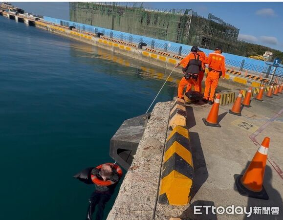 ▲▼     海巡即時救援　馬公商港民眾落海獲救送醫        。（圖／記者陳洋翻攝）