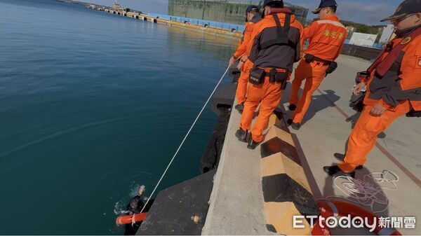 ▲▼     海巡即時救援　馬公商港民眾落海獲救送醫        。（圖／記者陳洋翻攝）