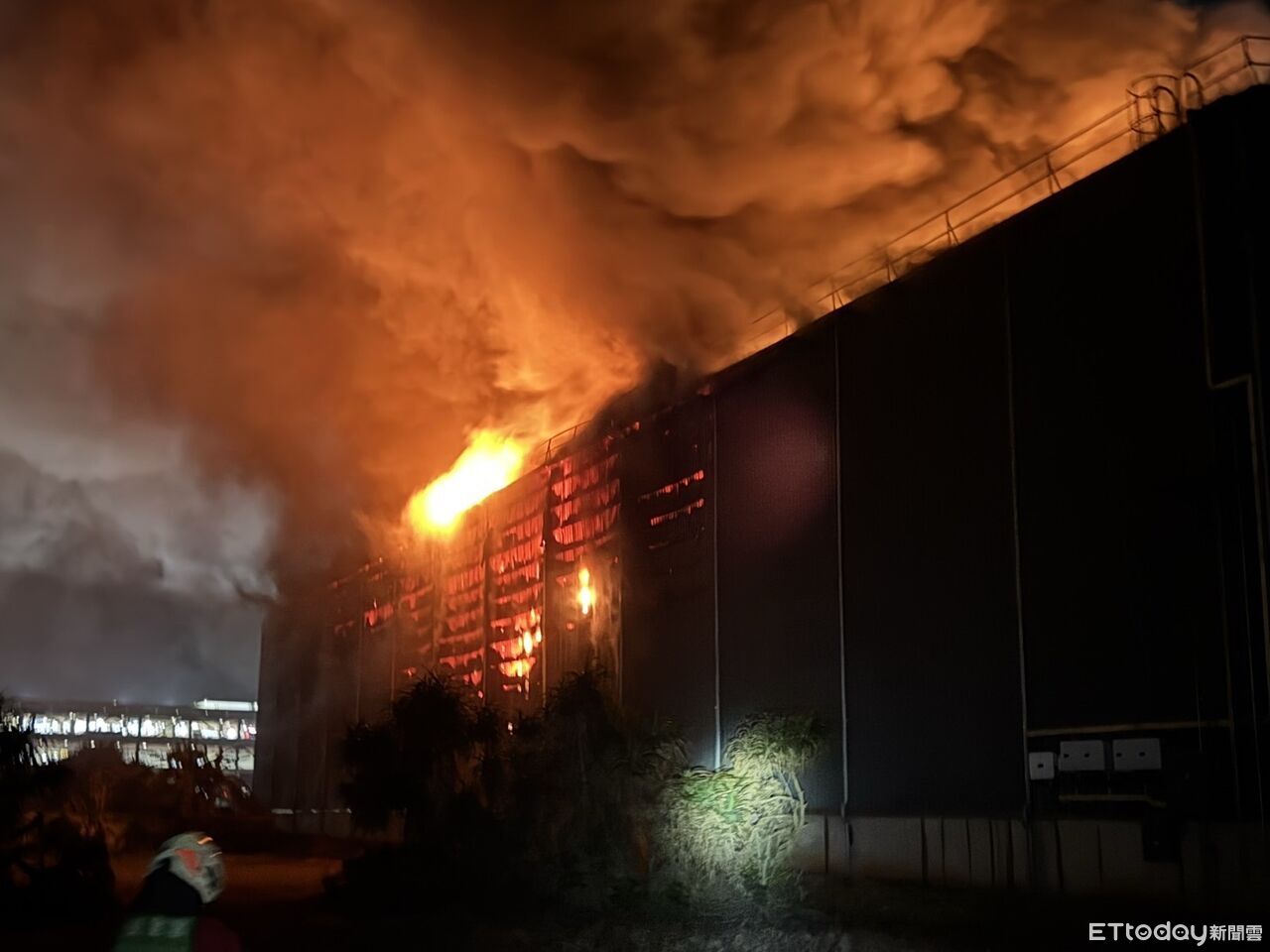快訊/桃園鐵皮工廠深夜火警「全面燃燒」!91消防員衝現場灌救