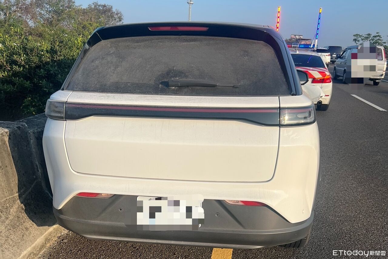 國道塞爆!大林段轎車「沿途撞護欄」 紅斑馬急助駕駛送醫