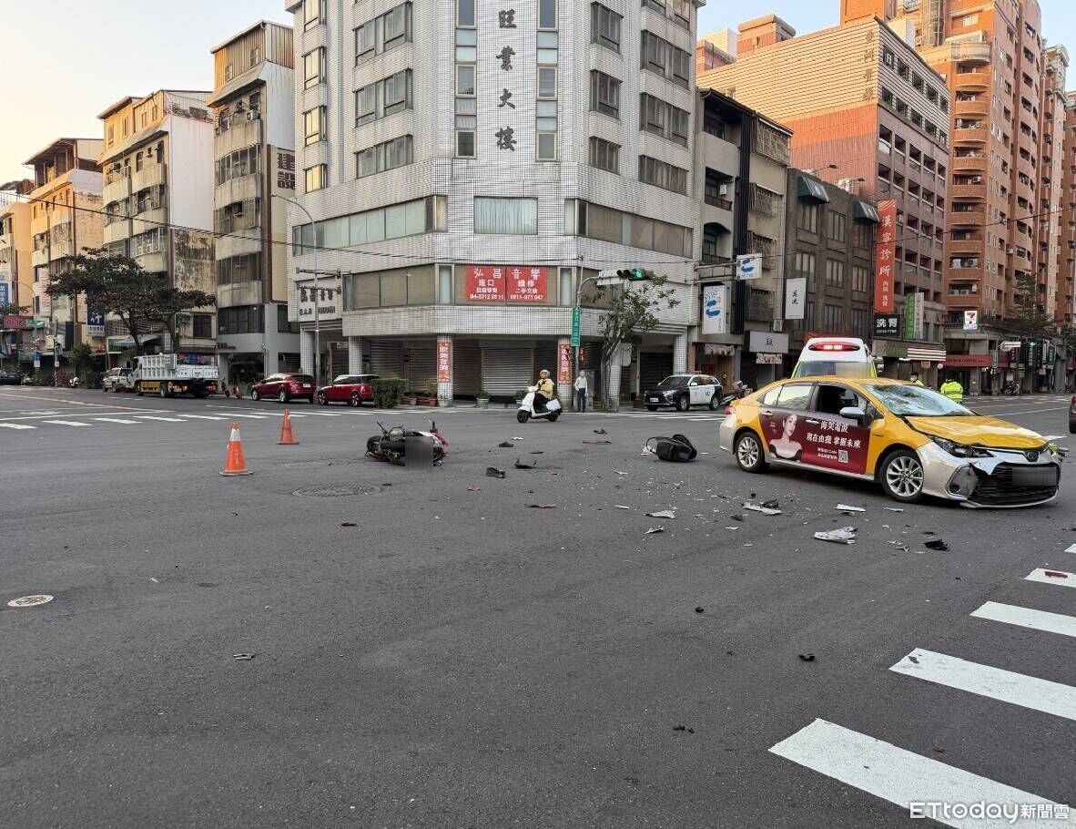 台中騎士遭左轉小黃撞飛!空中旋轉3圈重摔 滿地零件碎片