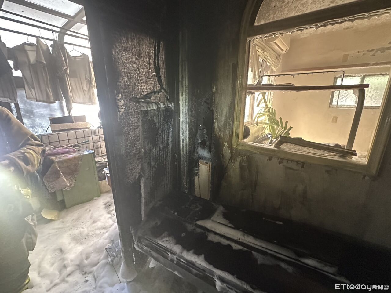 基隆中正區民宅火警!現場一片焦黑 疑「電線走火」釀禍