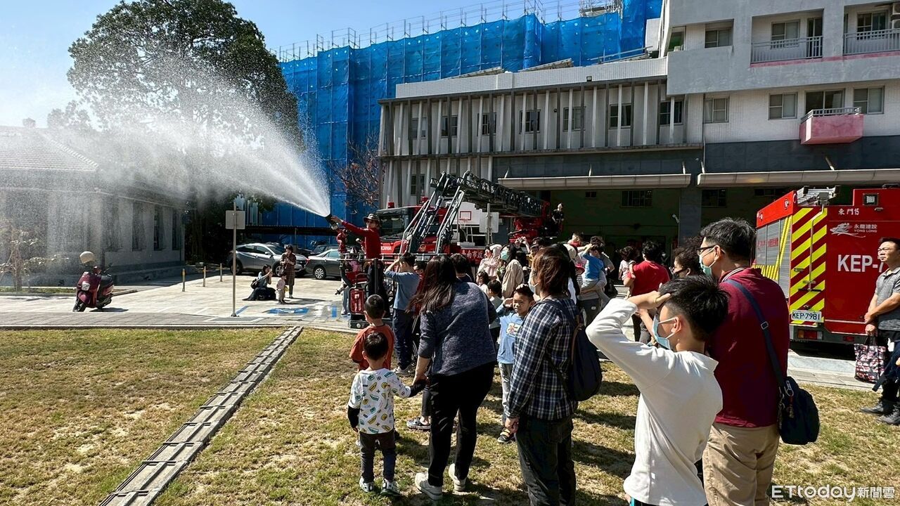 快閃防火宣導夯翻社區!南消互動體驗迎春 小小消防員嗨翻天