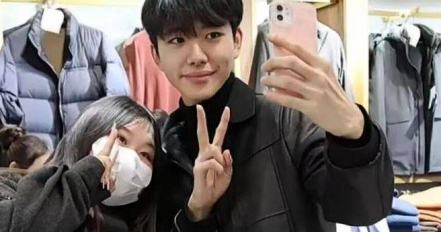 寒假替母服裝店拍片打工!男大生撞臉明星爆紅 網喊:婆婆我來了