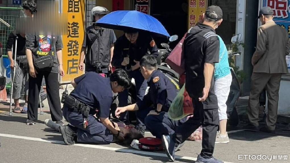 正中午過馬路突昏倒!桃園女「口鼻狂流血」 3警衝出暖心救援