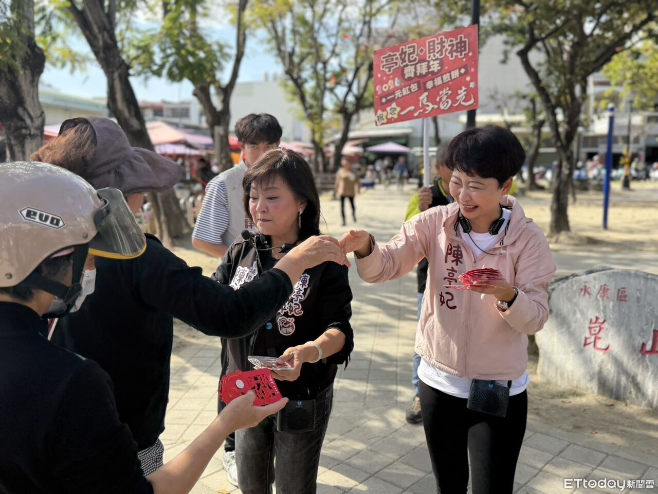 小年夜市場人潮爆棚!陳亭妃攜財神送紅包 台南年味濃
