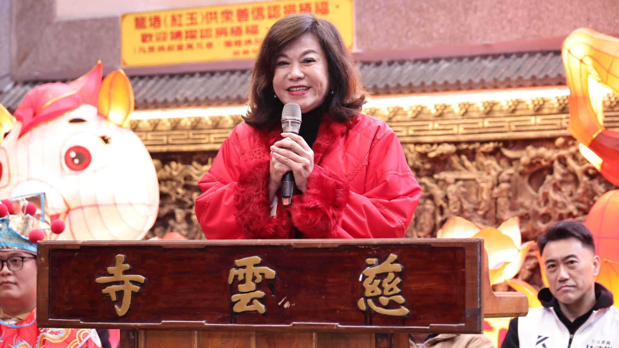 ▲新春首日走春送福 邱佩琳發送新春開運紅包。（圖／記者郭世賢翻攝）