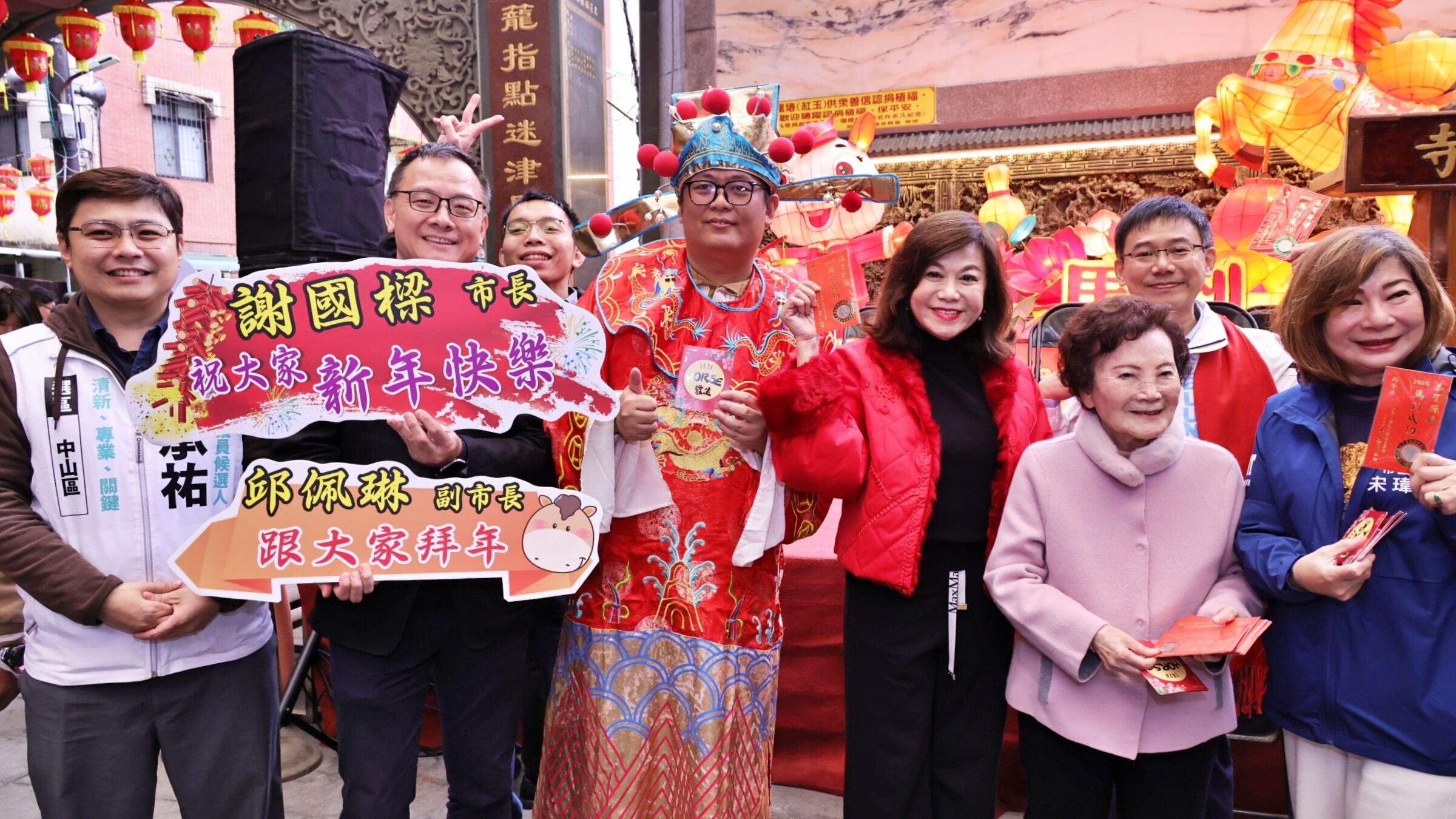 ▲新春首日走春送福 邱佩琳發送新春開運紅包。（圖／記者郭世賢翻攝）