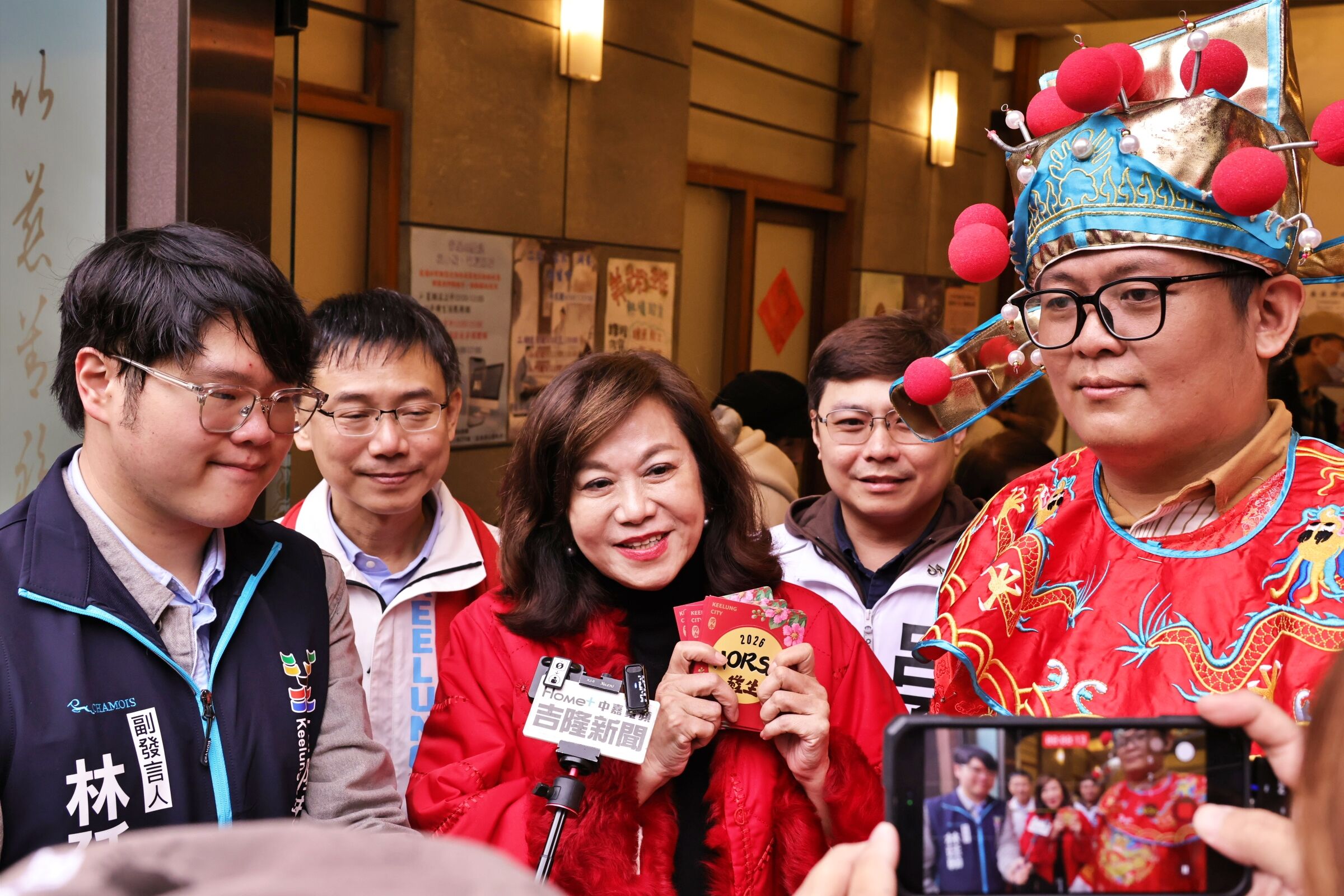 ▲新春首日走春送福 邱佩琳發送新春開運紅包。（圖／記者郭世賢翻攝）