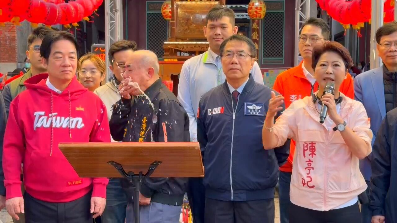 ▲▼        祀典武廟主委林培火突然嘔吐     。（圖／記者吳奕靖翻攝）