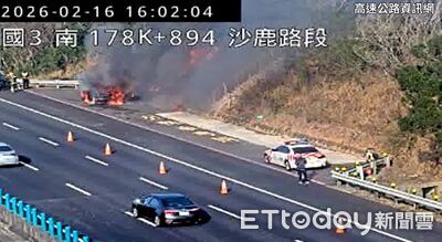 快訊／除夕返鄉驚魂！國3沙鹿段小貨車燒成火球　駕駛驚險逃生