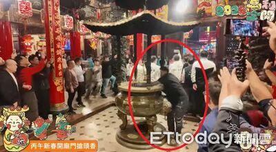 快訊／大甲鎮瀾宮搶頭香！男「側門超車」　爽抱1.8萬金媽祖