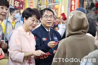 黃偉哲除夕夜赴2宮廟虔誠參拜！陳亭妃一同發紅包賀新年