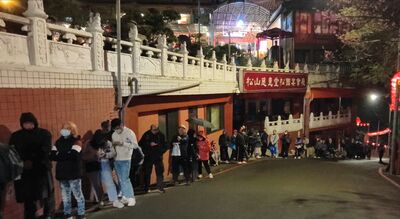 人龍盤山畫面曝！松山慈惠堂初一發錢母　西門燈區再加碼萬個