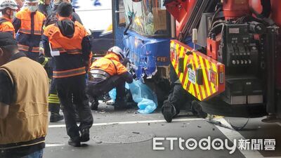 快訊／北市驚悚車禍！遊覽車衝對向撞客運　騎士遭夾困車底腿變形