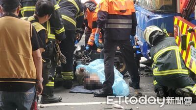 身體不適釀禍！北市遊覽車右轉突衝對向　撞客運、2機車害3人傷