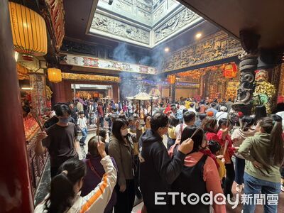 初一零時廟門開！西螺福興宮「湧25萬人」塞爆　信眾瘋排美金紅包