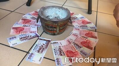 鈔能力圍爐！火爐旁擺一圈鈔票祭祖　阿伯曝超狂習俗：從小擺到大