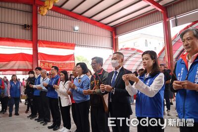 初一走春！　張麗善率團祈福發福袋