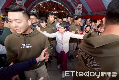 蕭美琴隨扈穿貓帽T吸睛！　網嗨TAG蔡其昌：會長麻煩了