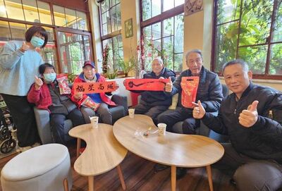 福袋甜點送健康　桃園榮家長輩新年笑容滿滿