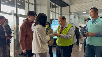 陳光復重摔昏迷！　1張照曝身邊多名局處首長：事發突然沒人扶他