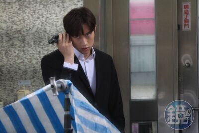 安心亞遇狂風「超短裙」險走光！　范姜彥豐甩綠帽低溫上工當男一