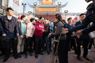 宮廟主委身體不適突摀嘴嘔吐 噴濺賴清德一身