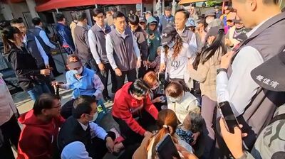 賴總統變身賴醫師！屏東南州精明寶宮參拜　遇婦昏倒立即上前關心