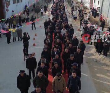 延續六百年傳統！山東600人集體磕頭拜年
