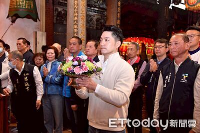 鄭麗文除夕參拜突抖動稱「正能量感召」　蔣萬安深呼吸12字回應