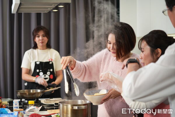 ▲▼  立委謝龍介攜手立委陳菁徽、台北市議員鍾沛君、柳采葳，共同挑戰親自下廚準備除夕年菜， 。（圖／國民黨立委陳菁徽辦公室提供）